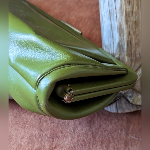 1960's Vintage Green Leather Clutch With Patina Metal Closure - Picture 6 of 13